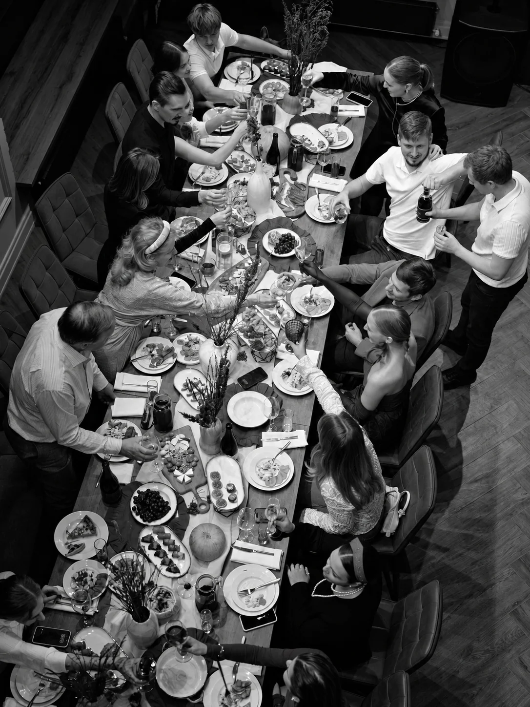 Zwart-witbeeld van een restaurantteam in beweging tijdens de service