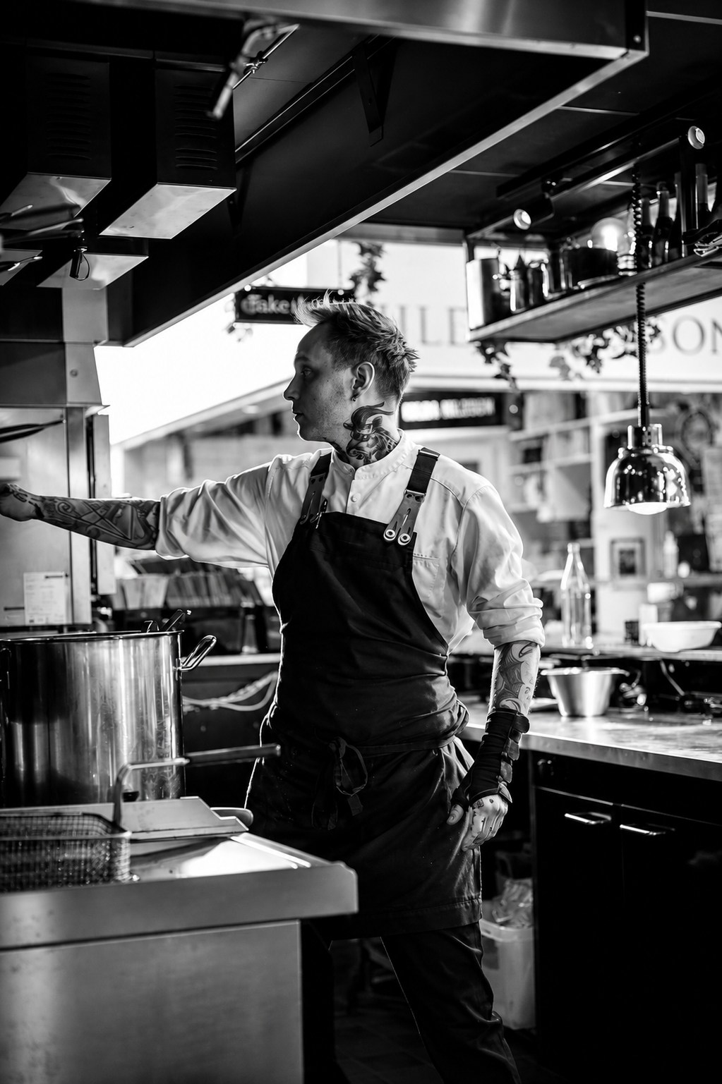 Een restaurantteam dat de service voorbereidt