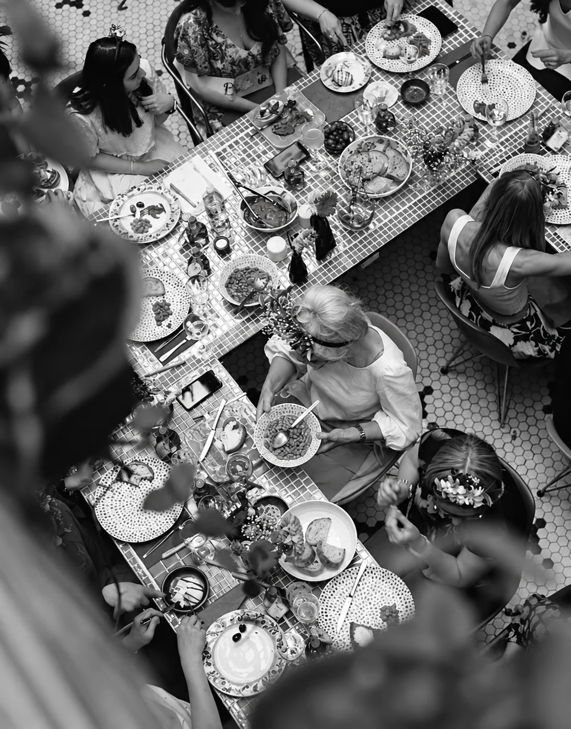 Een chef tijdens een drukke restaurantservice